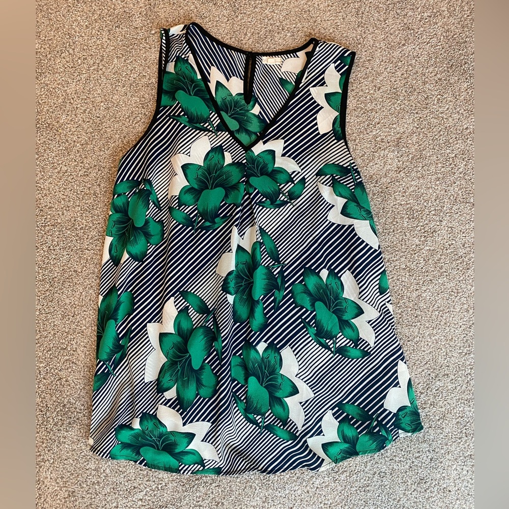 Antilia Femme Size Large Sleeveless Top Lilies